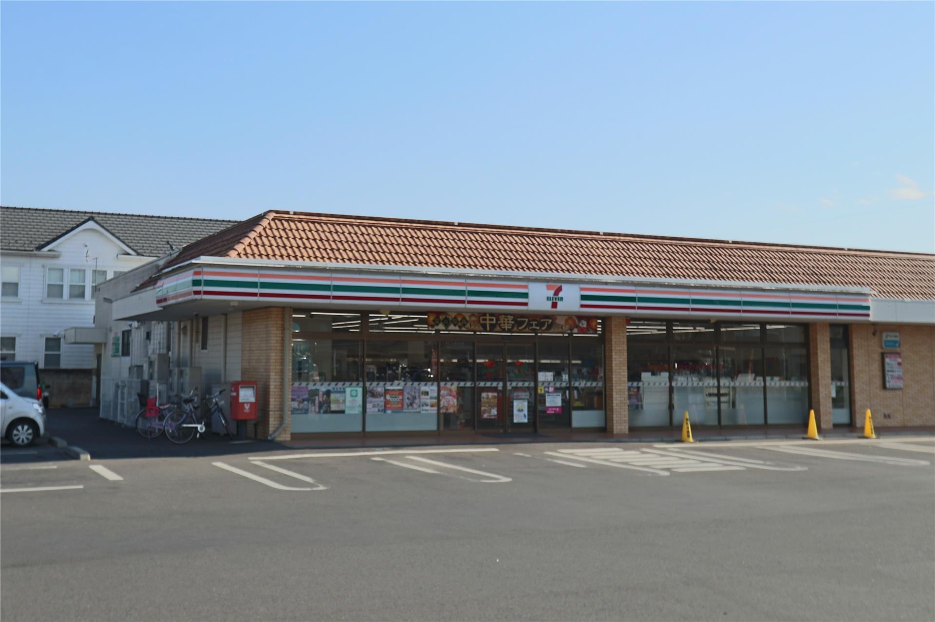 コンビニ　セブンイレブン足利坂西中央店（コンビニ）まで695m