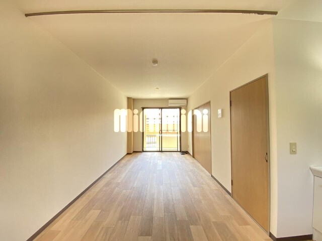 居室・リビング　同物件別室のイメージ写真