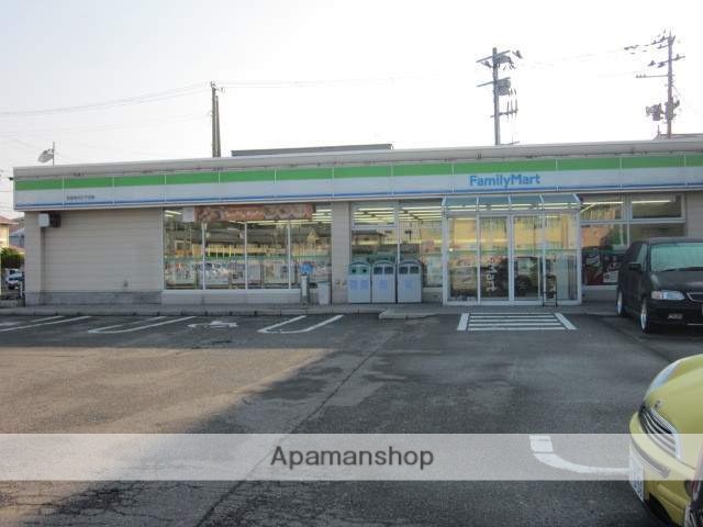 コンビニ　ファミリーマート（コンビニ）まで800m