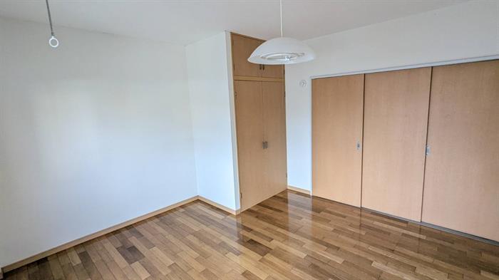 居室・リビング　明るい色合いのお部屋です