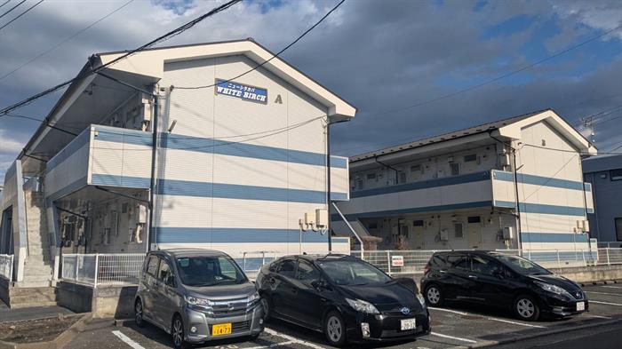 エントランス　物件隣に駐車場があります