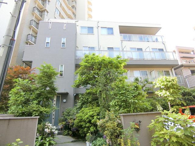 建物外観　★緑に包まれたオートロック付きマンションです♪