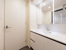 洗面設備　明るい洗面所です