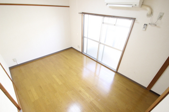 居室・リビング　別号室の写真になります。