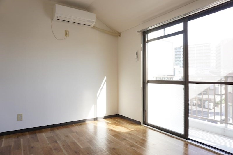 居室・リビング　バルコニーに面した明るい洋室