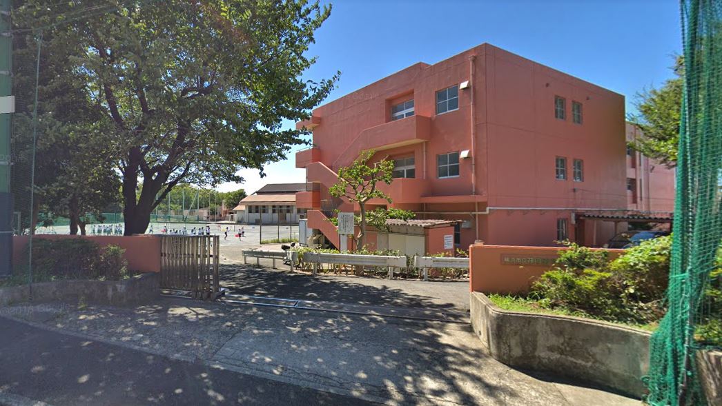 中学校　横浜市立荏田南中学校（中学校）まで742m