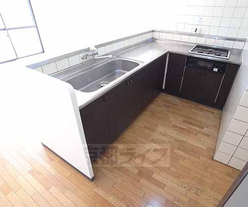 キッチン　広々としたシステムキッチンです。