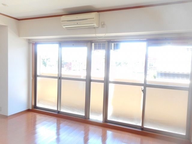 居室・リビング　こちらの居間で趣味の時間をお楽しみください