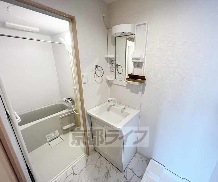 洗面設備　収納も付いた洗面台です。