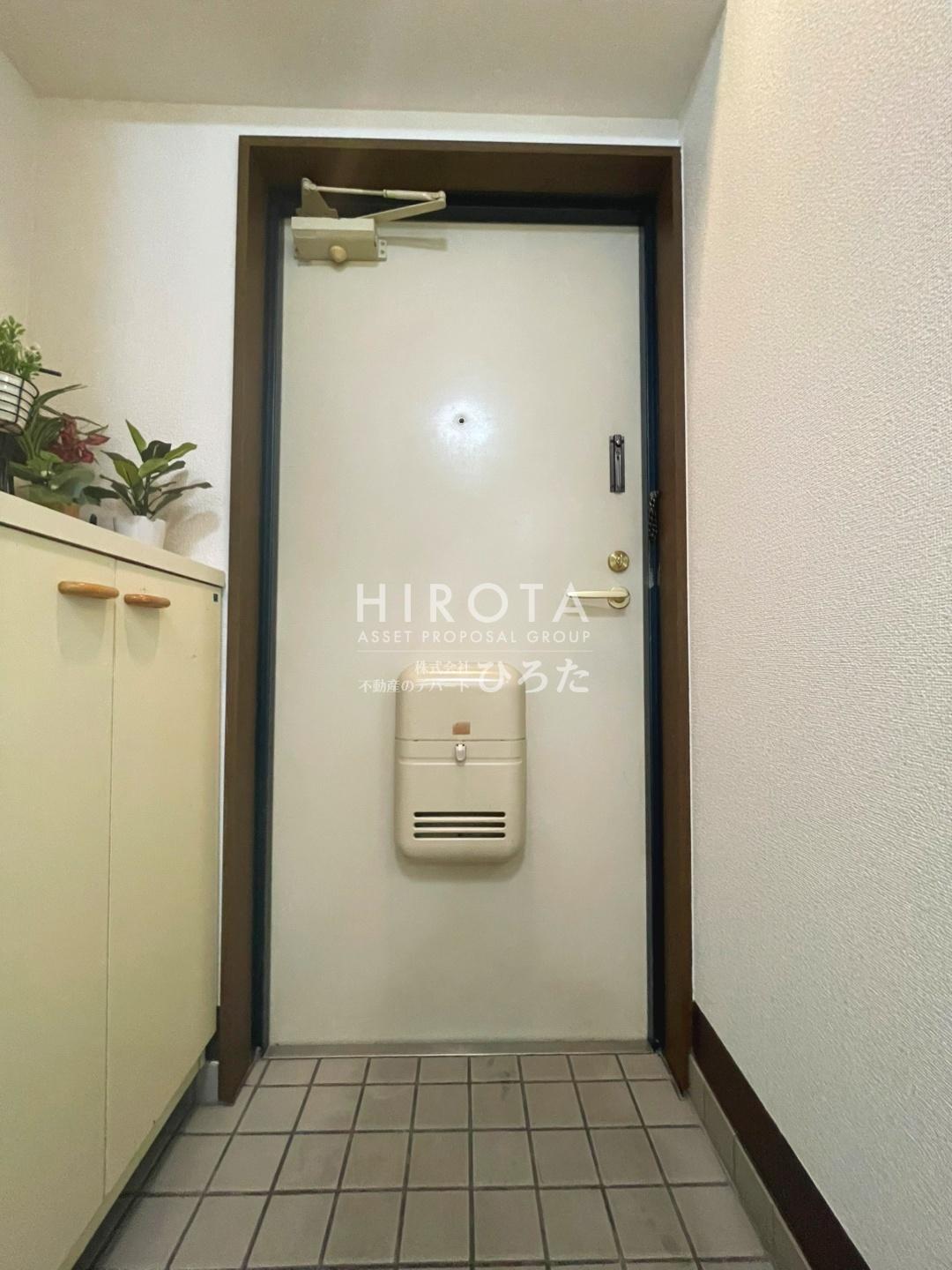 玄関　※モデルルーム写真の為、入居時家具・備品等はついてきません※