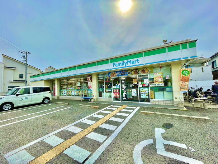 コンビニ　ファミリーマート（コンビニ）まで400m