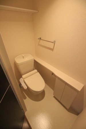 トイレ　落ち着いた色調のトイレです