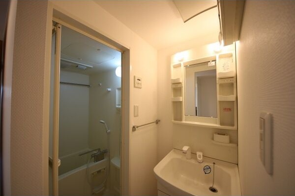 洗面設備　※写真は同じマンションの違う部屋のものになります。反転タイプ