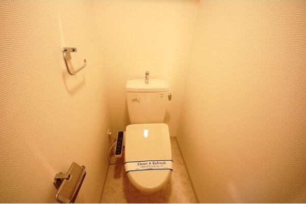 トイレ　※写真は同じマンションの違う部屋のものになります。反転タイプ