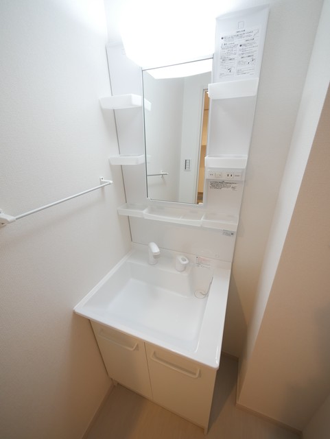 洗面設備　★独立洗髪洗面台があり、忙しい朝の準備にも心強いですね★