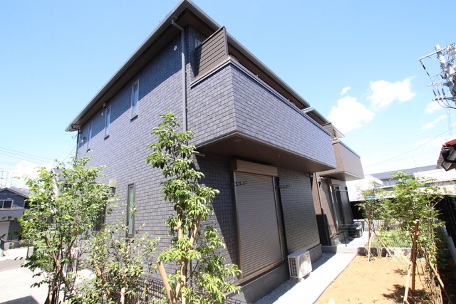 建物外観　軽量鉄骨造の賃貸一戸建て♪