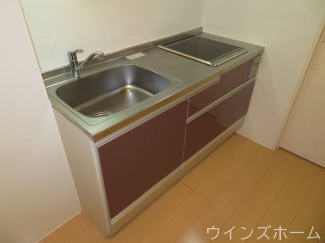 キッチン　２口ＩＨクッキングヒーター付きのシステムキッチン