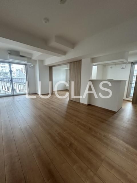 居室・リビング　落ち着いた色味の床材がくつろぎ空間を演出♪