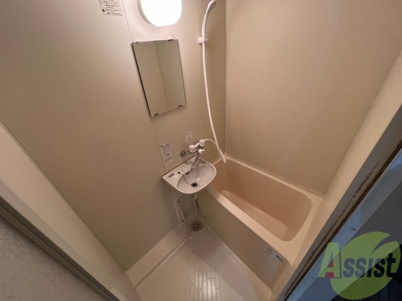 バス・シャワールーム　１人暮らしにはちょうどいいサイズの浴室ですね。