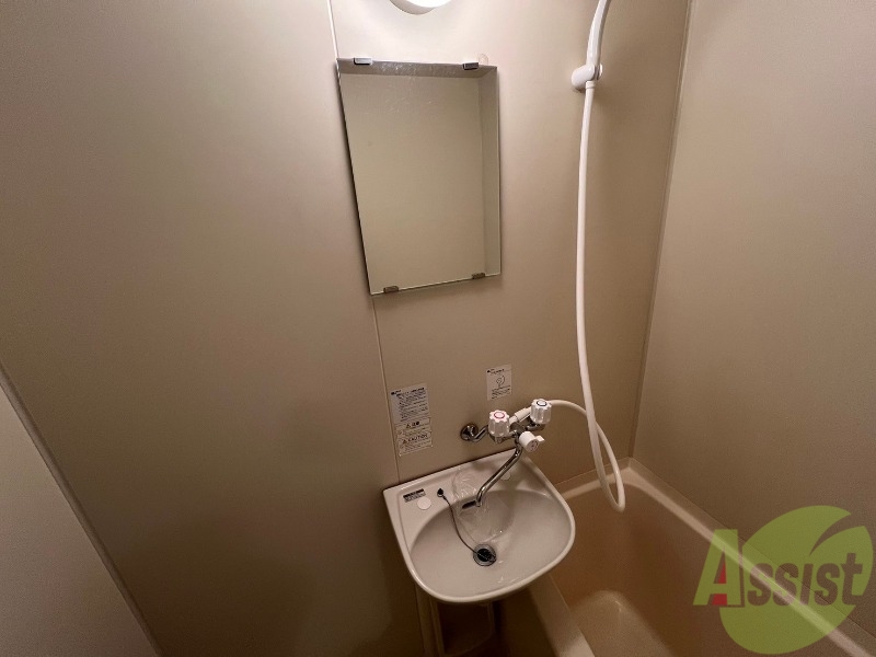 洗面設備　浴室には洗面台が設置されているので、朝の身支度もこちらで。