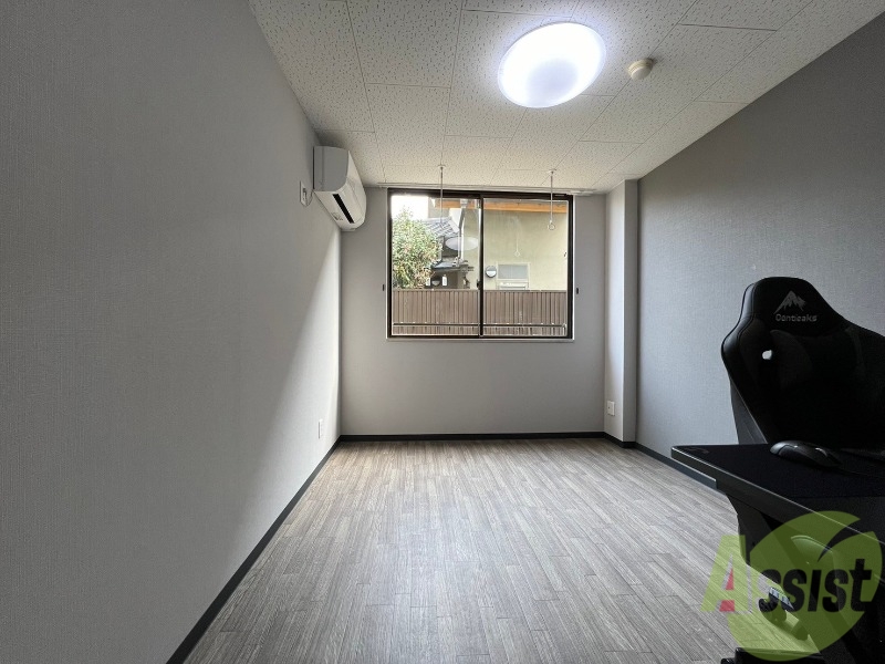 居室・リビング　洋室を撮影しました。白い壁でより広い印象です。