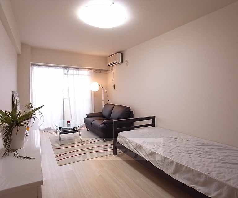 居室・リビング　西窓のある洋室９．５帖です。