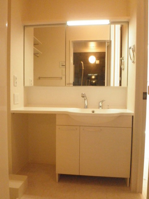 洗面設備　３面鏡付き洗髪洗面化粧台