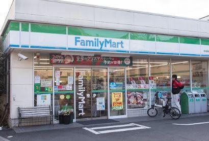 コンビニ　ファミリーマート 杉並堀ノ内三丁目店（コンビニ）まで142m
