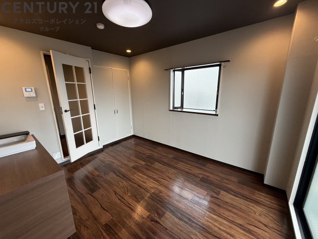 居室・リビング　床色が落ち着いた色合いで、とてもきれいです。