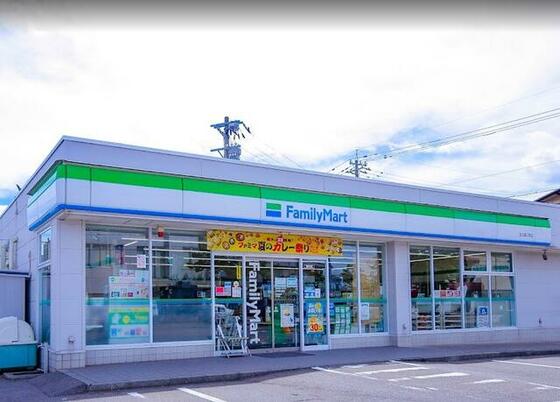 コンビニ　ファミリーマート金沢諸江町店（コンビニ）まで162m