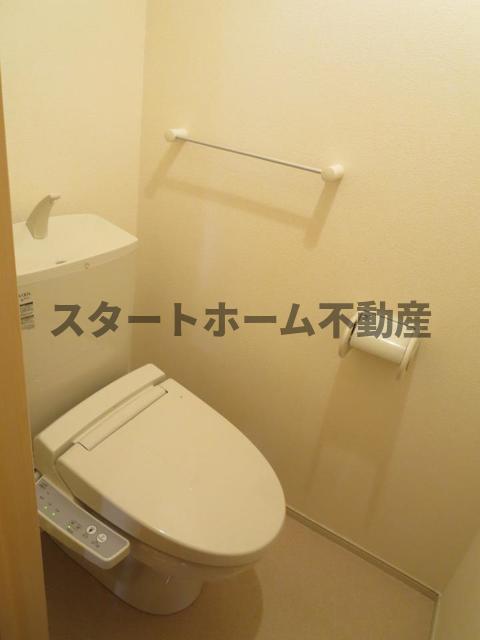 トイレ　落ち着いた色調のトイレです