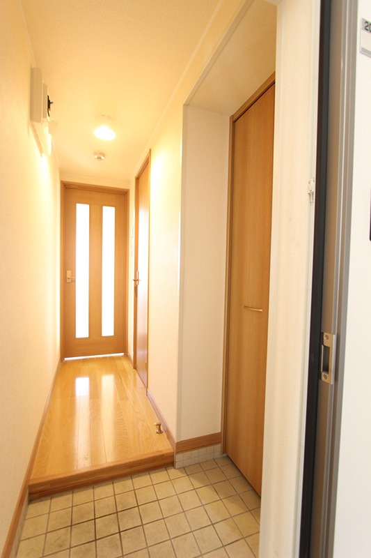 玄関　208号室参照