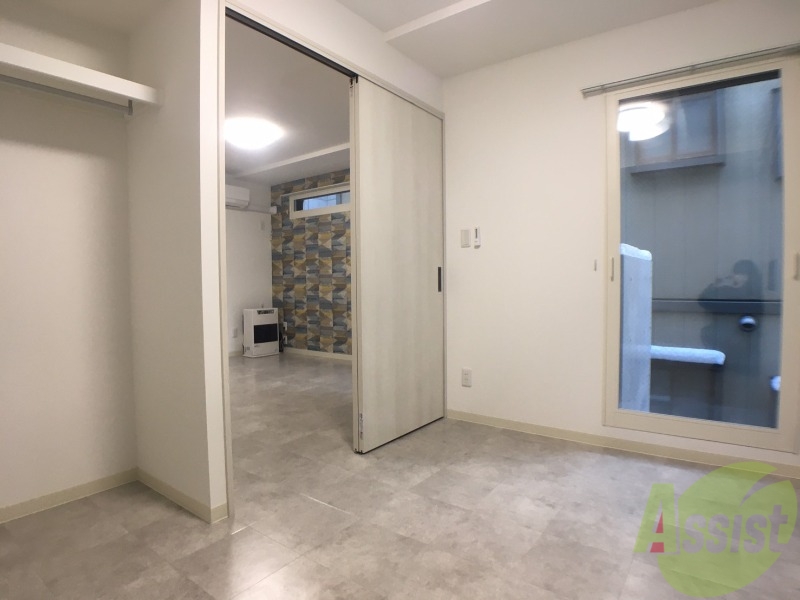 その他部屋・スペース　寝室はこちらです。光が差し込む、温かみのあるお部屋です。