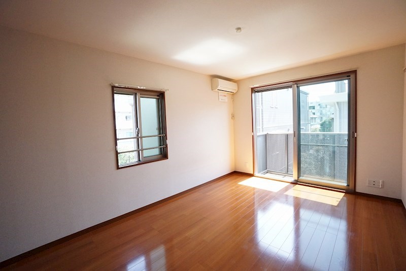 居室・リビング　角部屋２面採光です