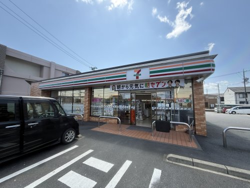 コンビニ　セブンイレブン四日市日永西3丁目店（コンビニ）まで885m