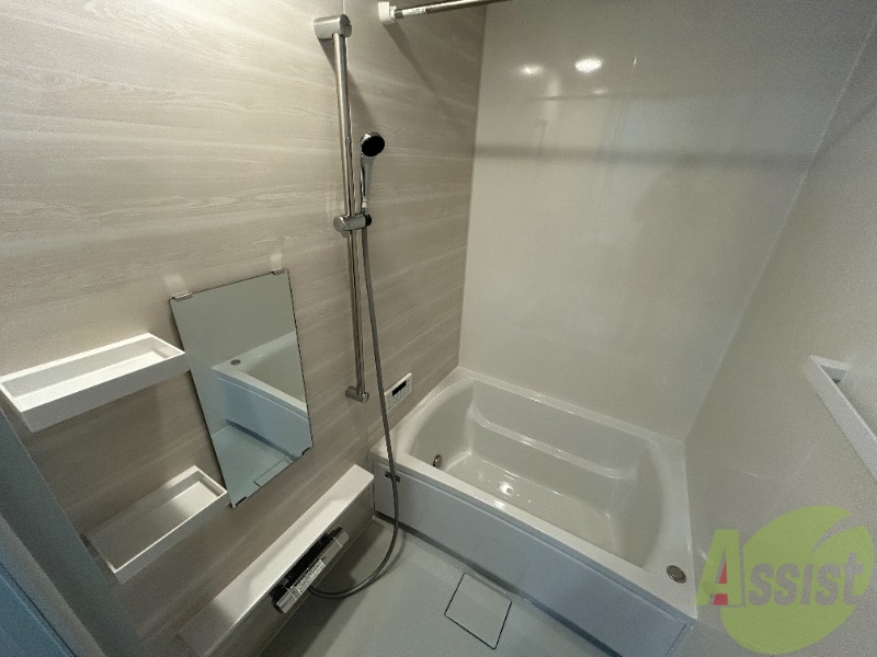 バス・シャワールーム　落ち着いたデザインの浴室。ゆったりできそうです。