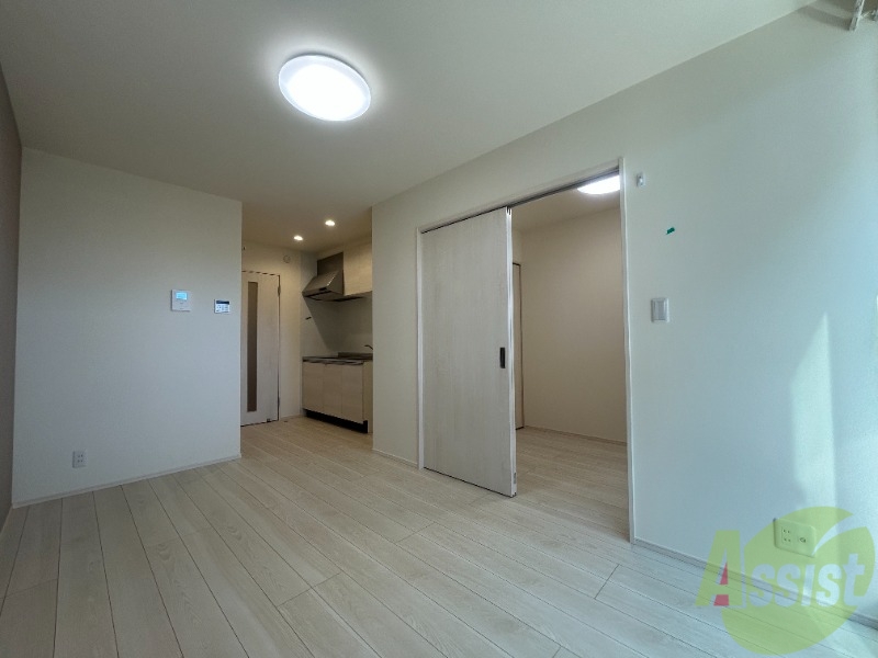 居室・リビング　１０帖のＬＤＫです。広々としてきれいですね。