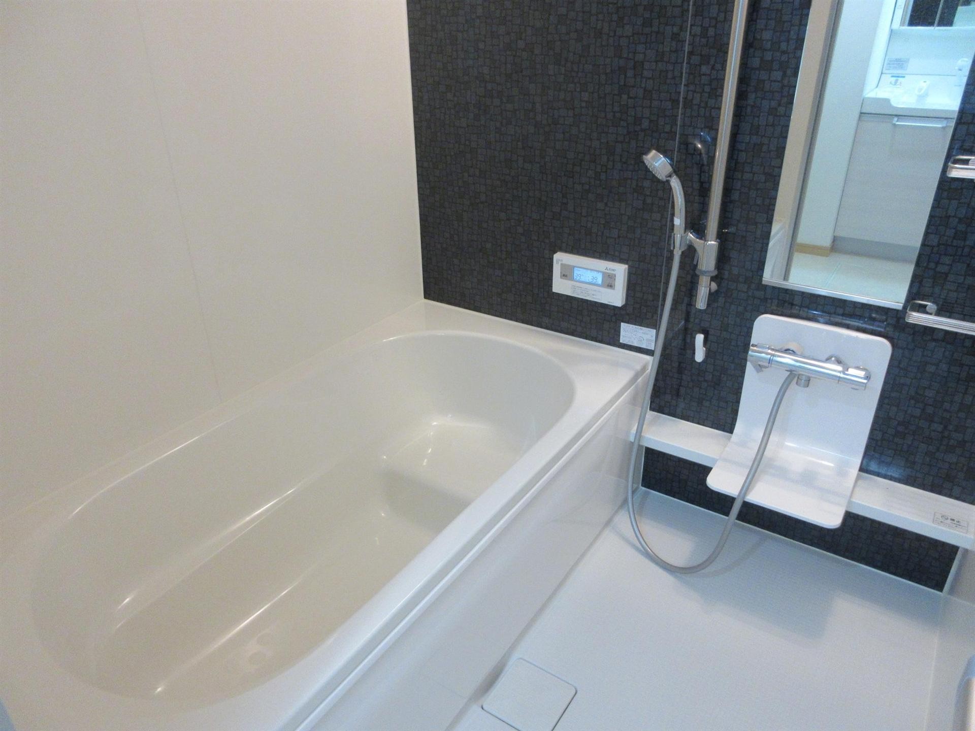 バス・シャワールーム　足を伸ばせるバスタブ♪浴室乾燥機もあります♪