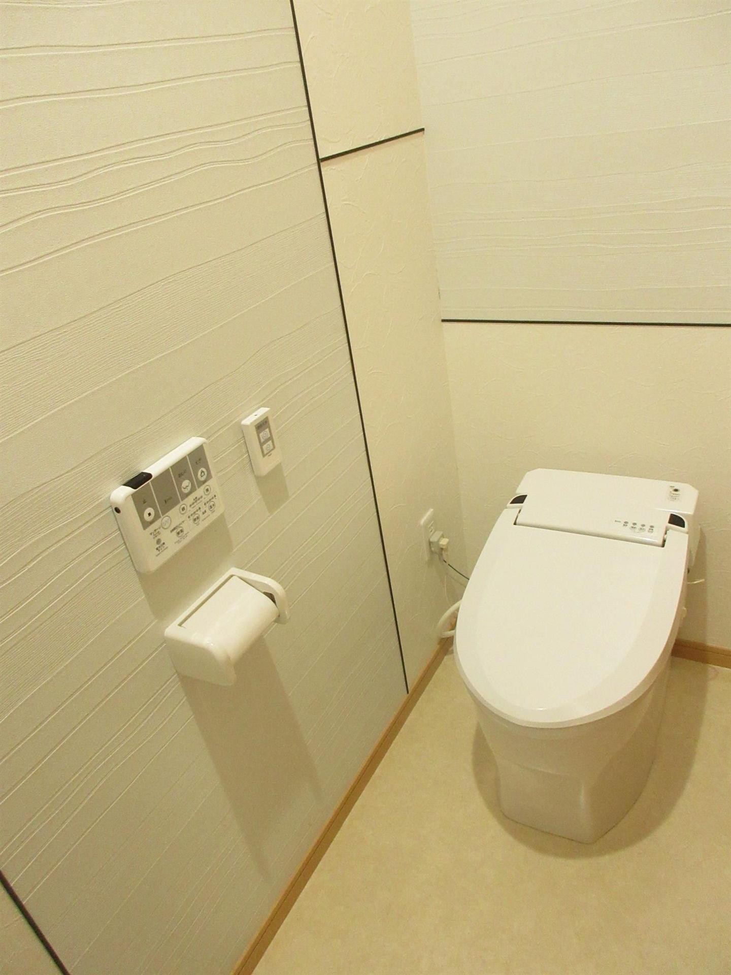 トイレ　掃除のしやすいタンクレストイレです♪