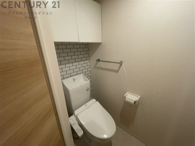 トイレ　収納棚付きの温水洗浄便座付きのトイレです♪