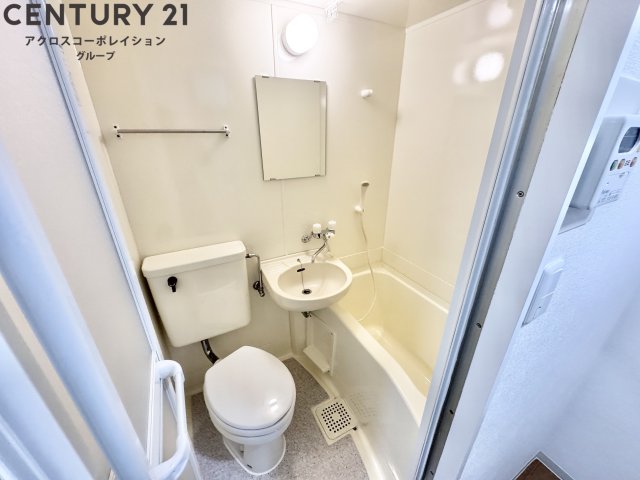 バス・シャワールーム　シンプルなユニットバス