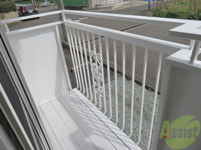 バルコニー　少し小さくても洗濯物はちゃんと外に干せますよ。