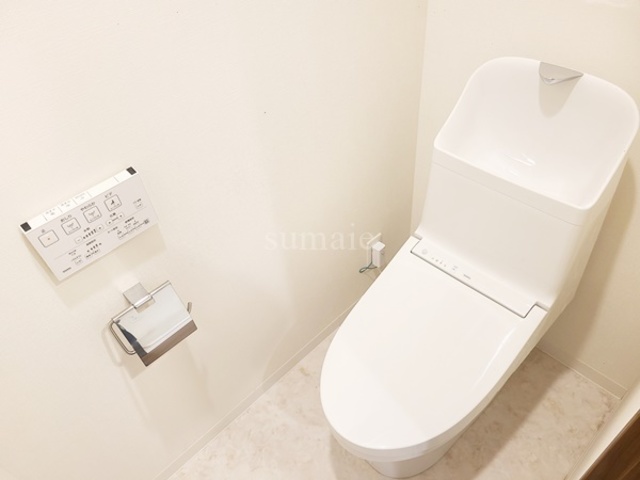 トイレ　温水洗浄便座付きです☆