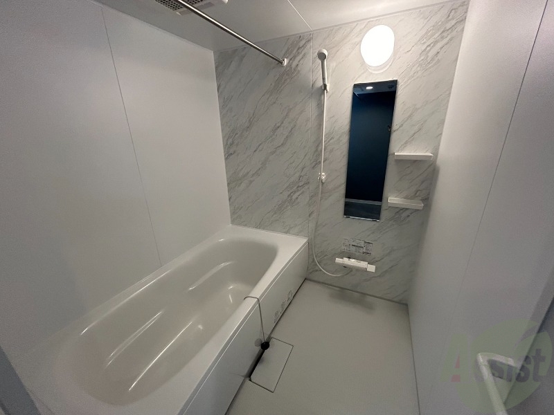 バス・シャワールーム　お風呂です。広々したバスでゆっくりくつろげます。