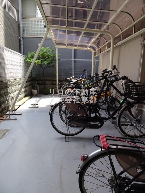 その他共有部分　雨の日でも安心して止められる屋根付の駐輪場です☆