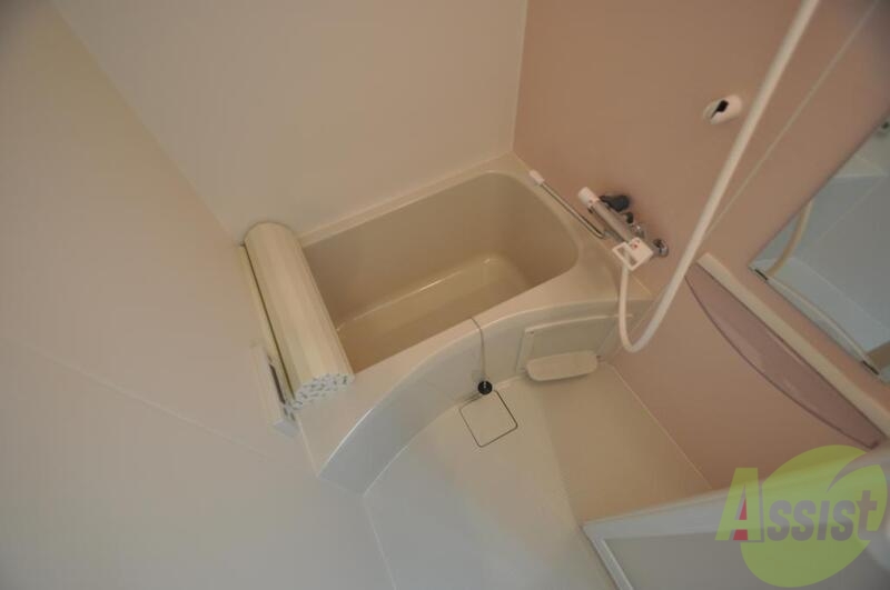 バス・シャワールーム　清潔感のある白いお風呂、鏡が便利です。