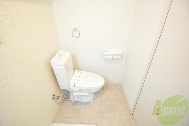 トイレ　広いバルコニーは陽当りが良く、近くに緑もある心地よい空間です