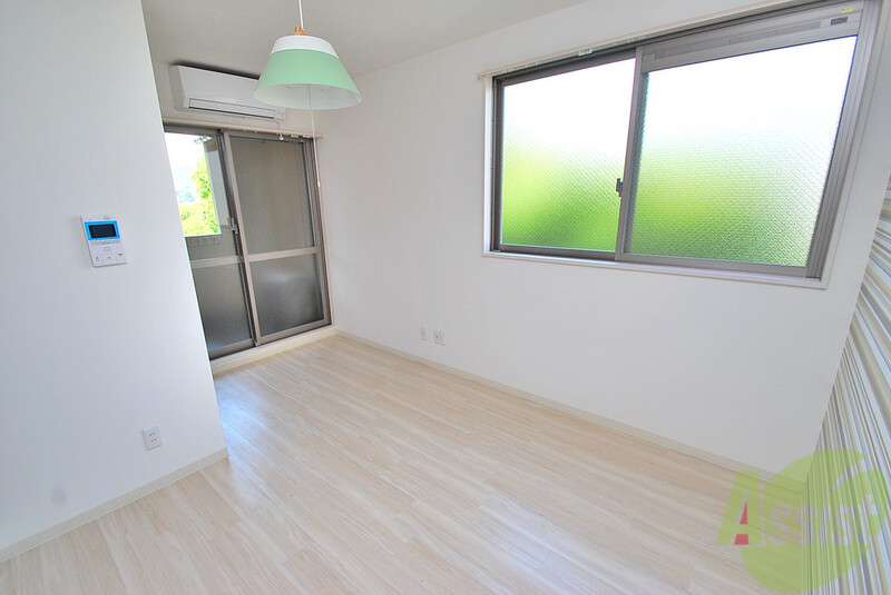 居室・リビング　窓が大きいので圧迫感がありません。日光浴が日課になりそう。