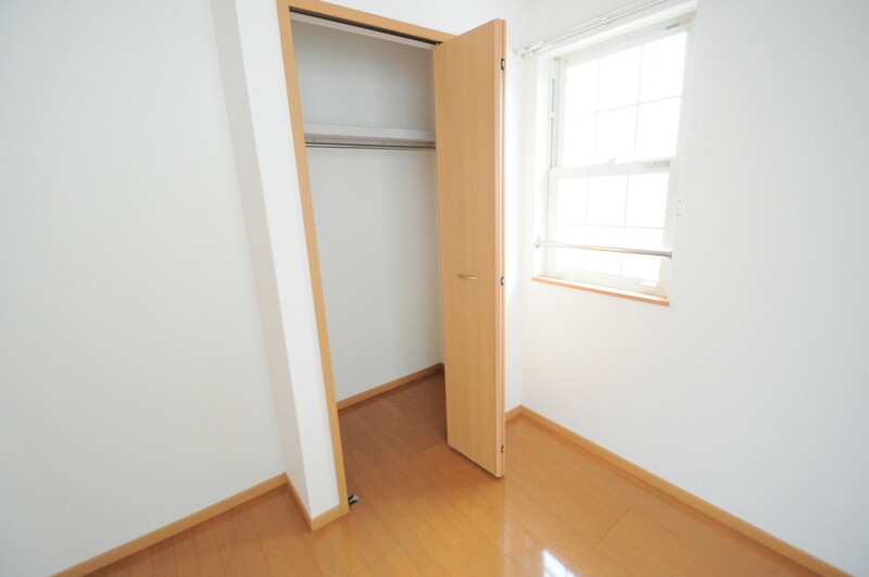 バルコニー　各部屋に収納があるので、お荷物が多い方も安心ですね。