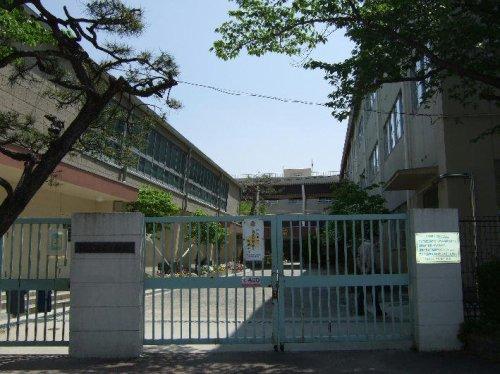 小学校　茨木市立三島小学校（小学校）まで517m